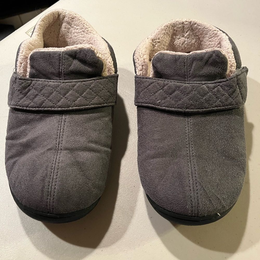 Gray Quilted Slippers. Zizor size 8. Woman’s Shoes